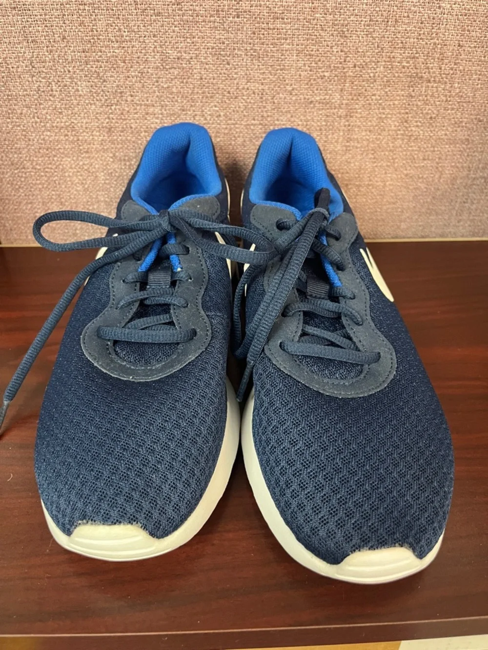 Nike Tanjun athletic sneakers with white swooshes. Blue size 7